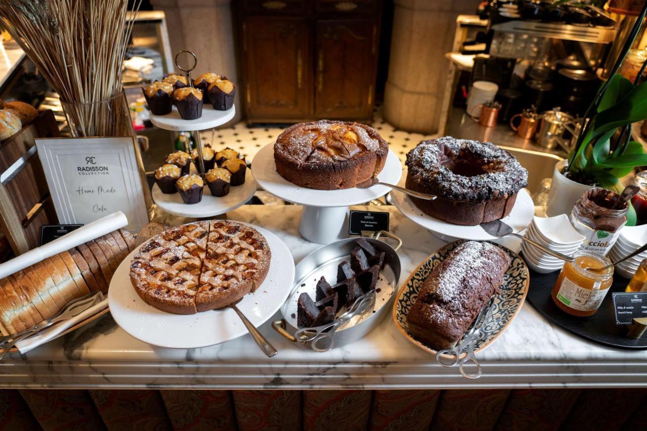 Radisson Collection Hotel, Palazzo Touring Club Mailand Exterior foto A selection of cakes