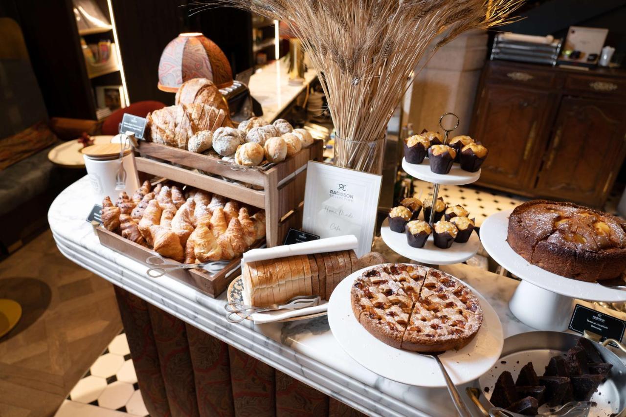 Radisson Collection Hotel, Palazzo Touring Club Mailand Exterior foto A selection of pastries at a bakery