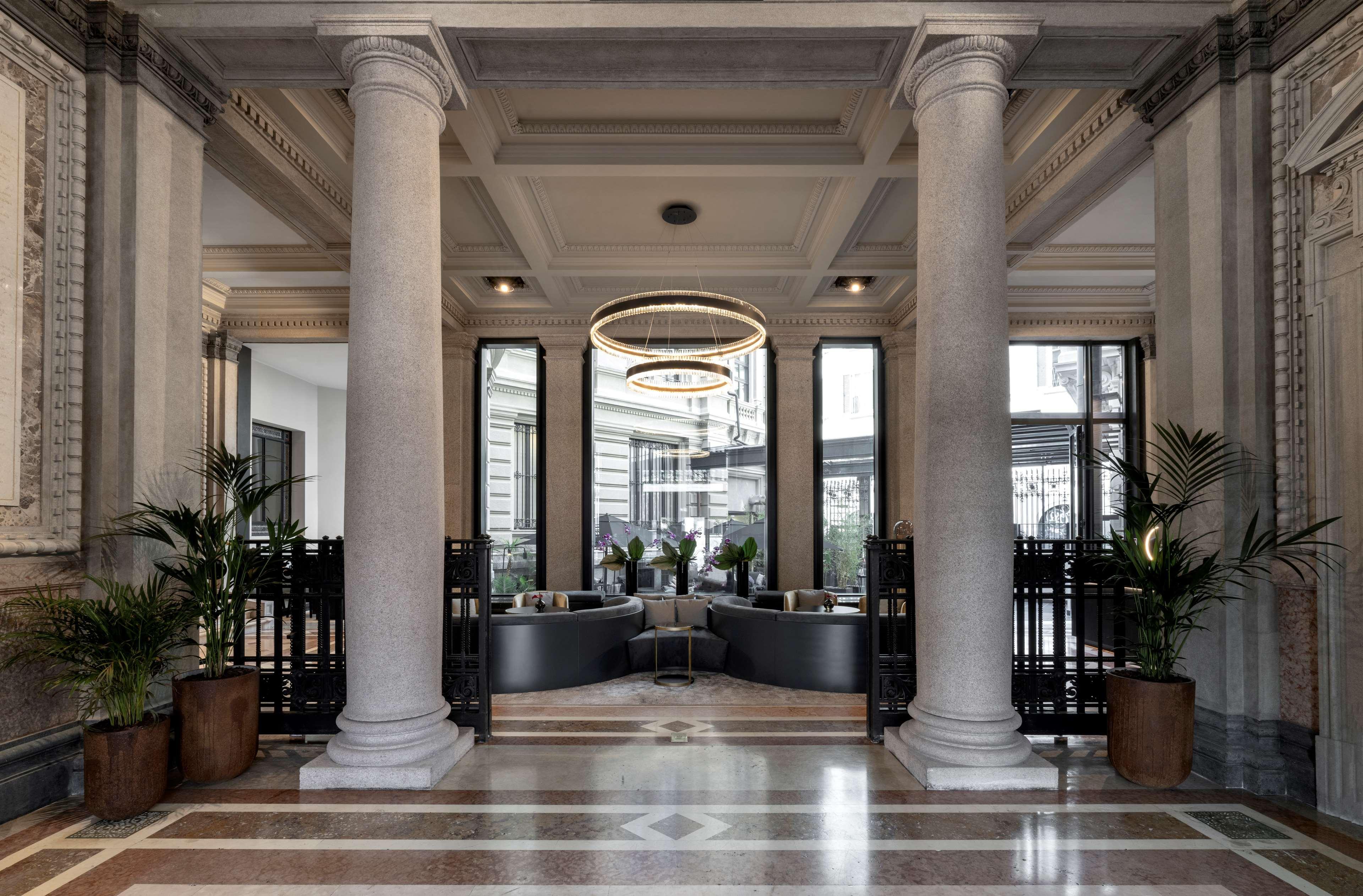 Radisson Collection Hotel, Palazzo Touring Club Mailand Exterior foto The hotel's lobby