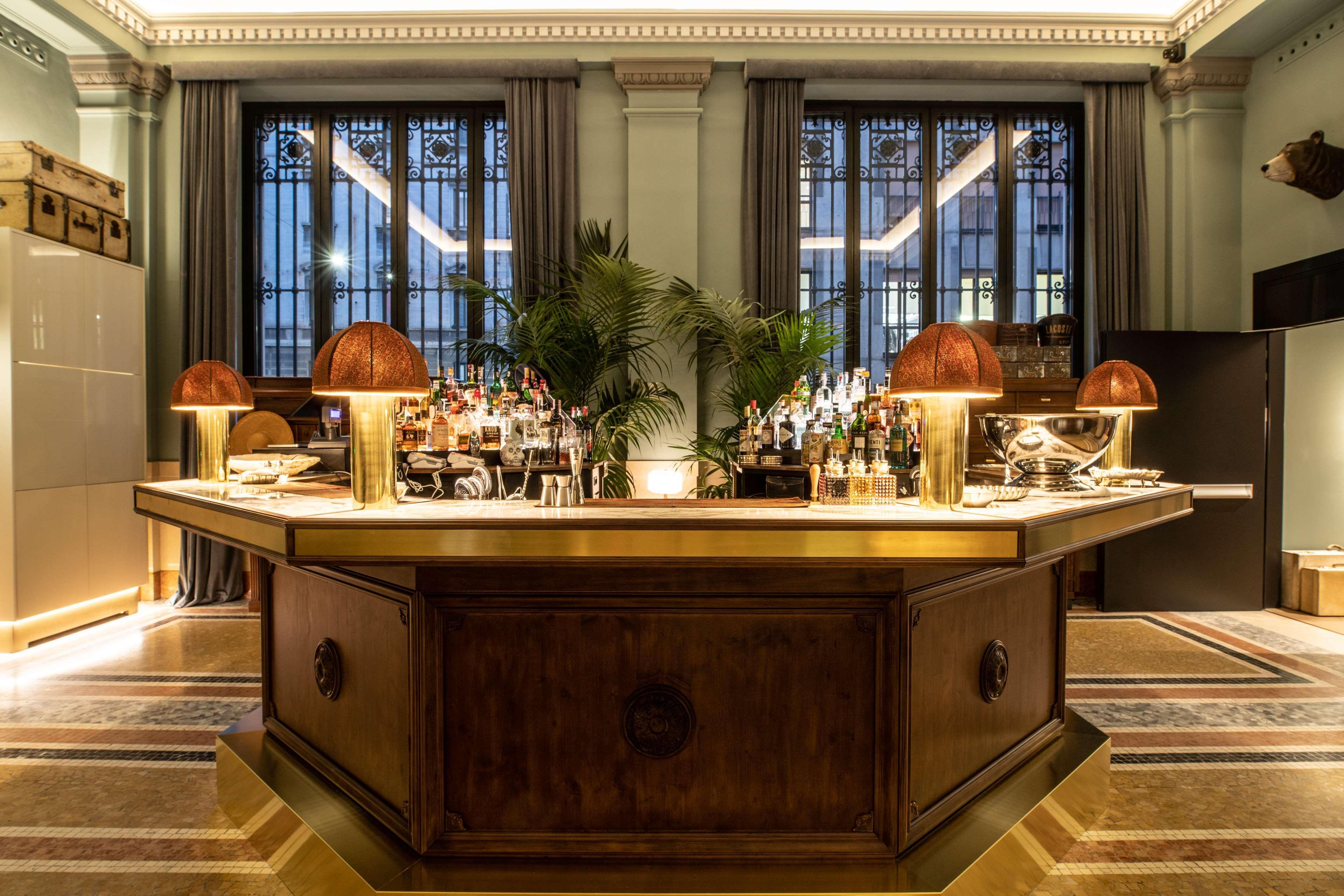 Radisson Collection Hotel, Palazzo Touring Club Mailand Exterior foto The bar at the Hotel de Crillon