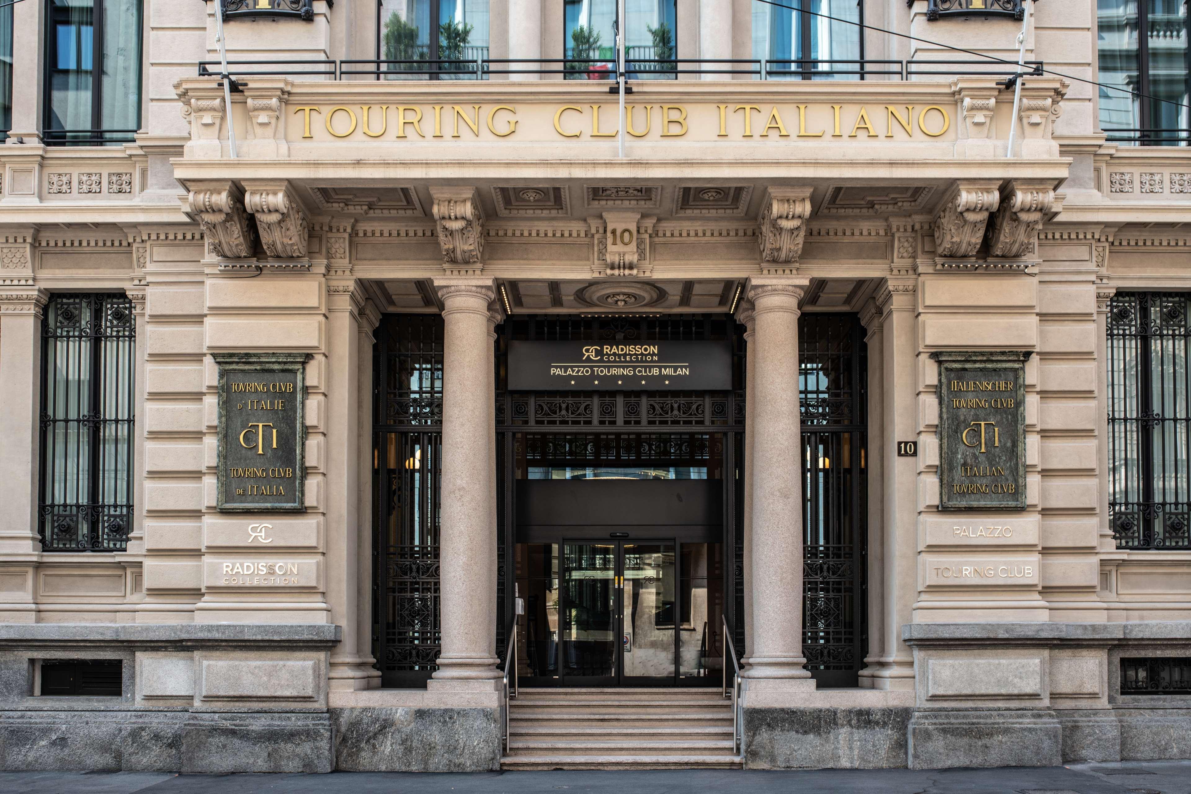 Radisson Collection Hotel, Palazzo Touring Club Mailand Exterior foto Entrance to the hotel