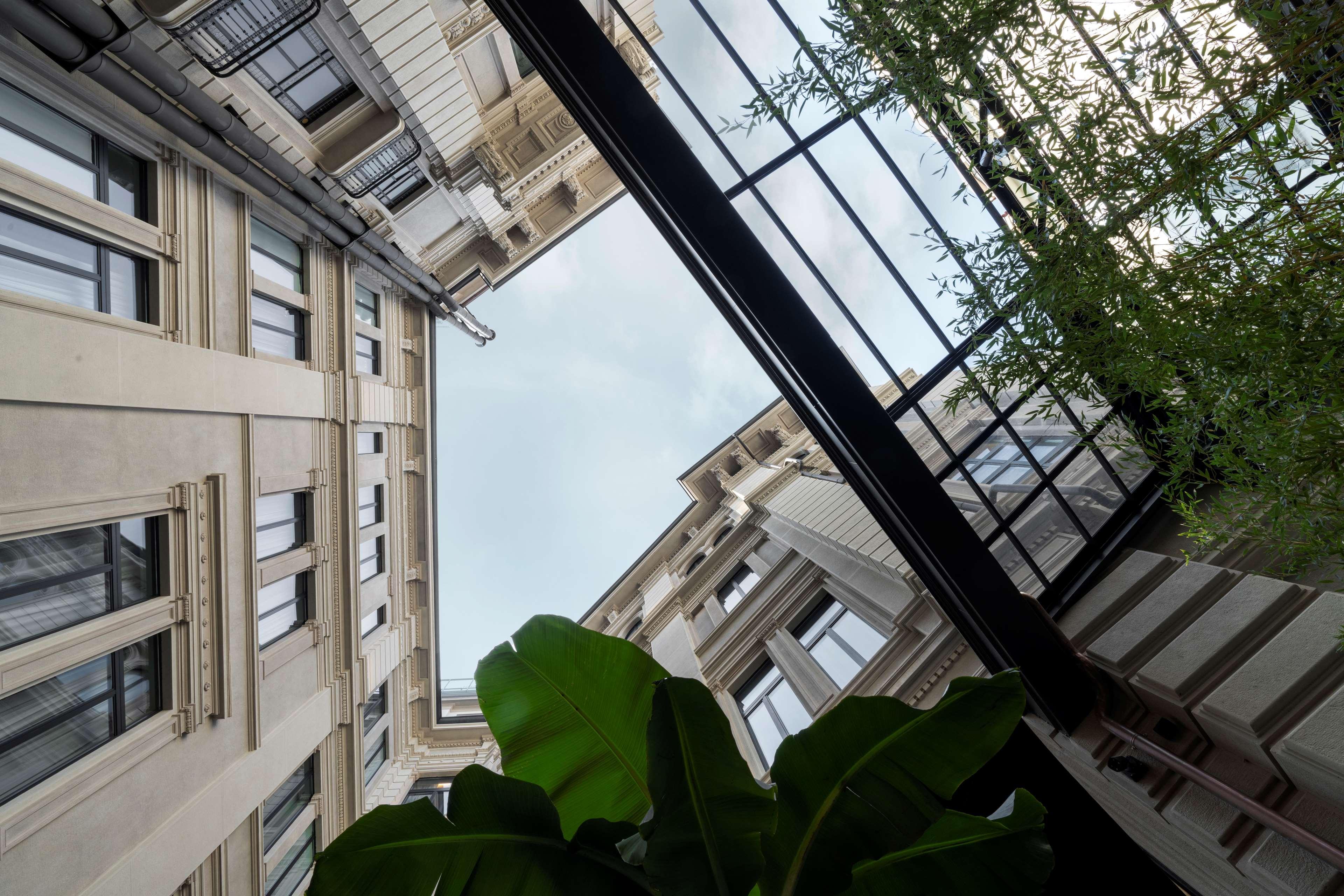 Radisson Collection Hotel, Palazzo Touring Club Mailand Exterior foto The courtyard of the Faculty of Engineering
