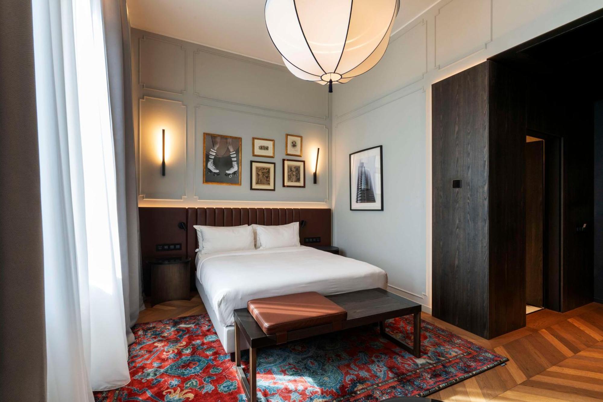 Radisson Collection Hotel, Palazzo Touring Club Mailand Exterior foto A bedroom at the hotel